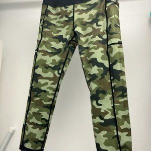 CVG camo reversible capris M